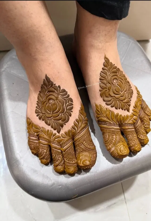 Bridal Pakistani Back Hand Mehndi Design with Gol Tikki and Jaal for Eid (3)