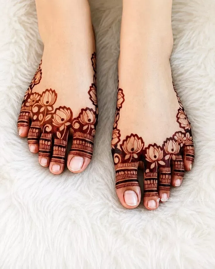 Bridal Minimal Foot Mehndi Design with Flowers and Jaal for Eid