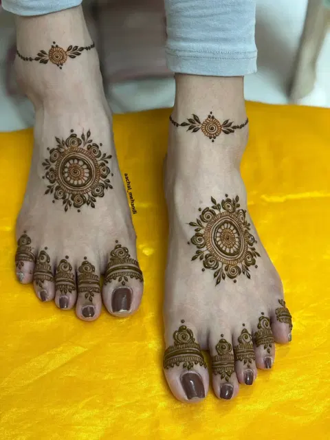 simple circle foot mehndi design