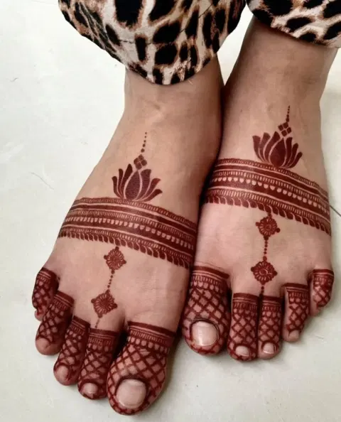 bridal simple figure foot mehndi design