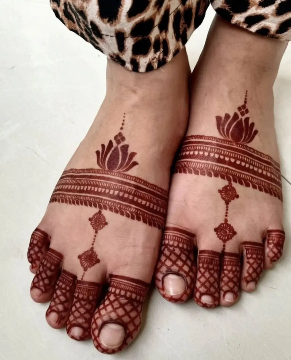 Bridal Simple Foot Mehndi Design with Figures, Jaal and Lotus (2)