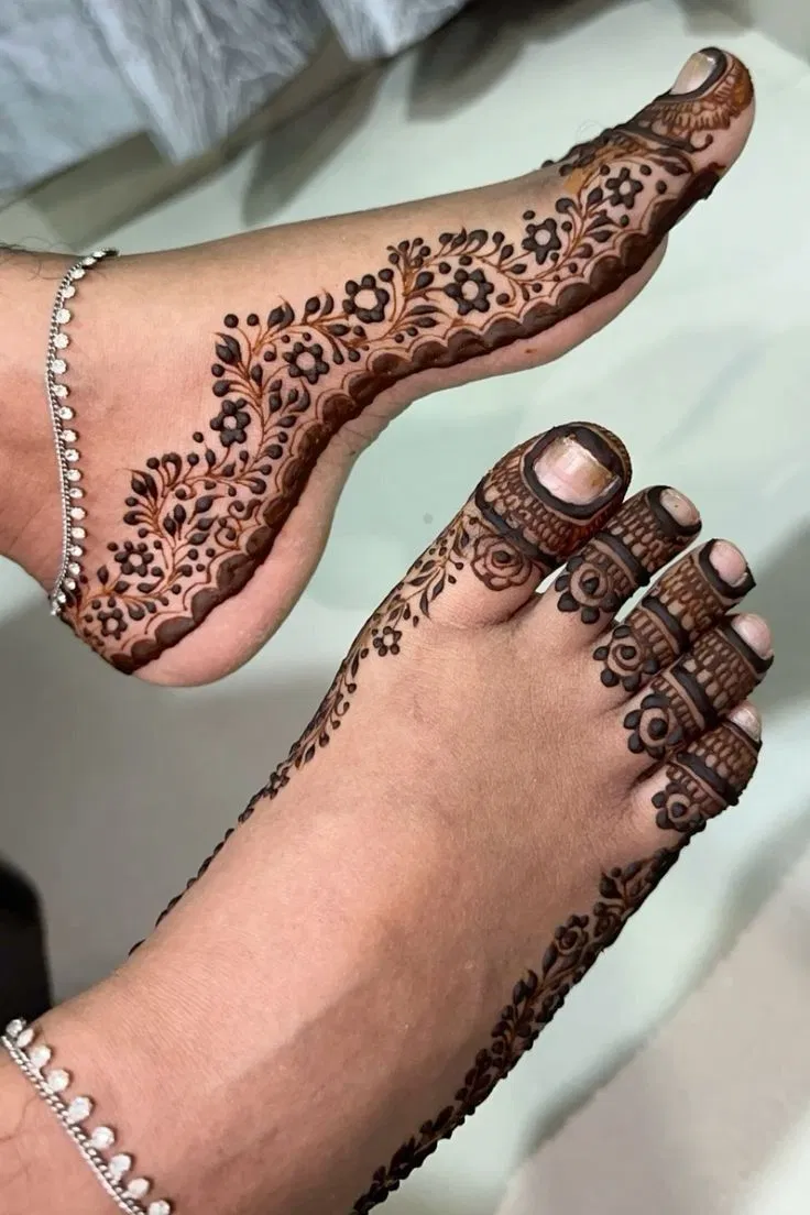 Stylish Foot Mehndi Design with Flowers and Jaal