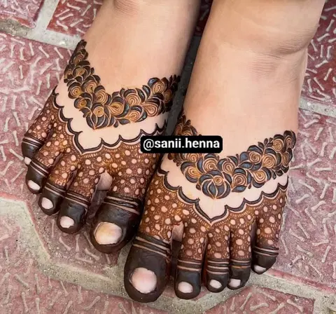 pakistani stylish circle back hand mehndi design