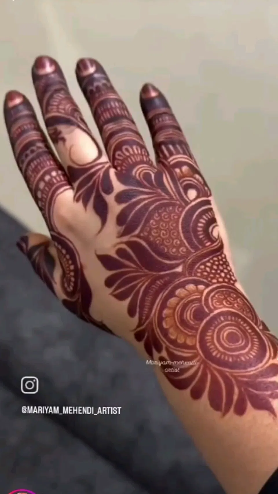 Aesthetic Arabic Back Hand Mehndi Design with Bel for Eid