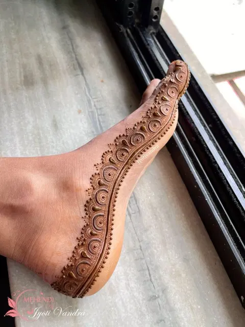 simple stylish jaal back hand mehndi design