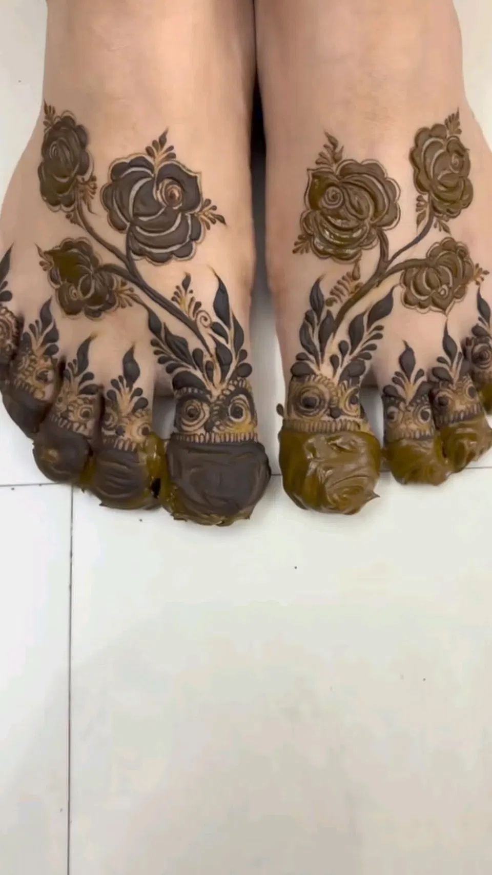 Dubai Pakistani Foot Mehndi Design with Figures and Flowers