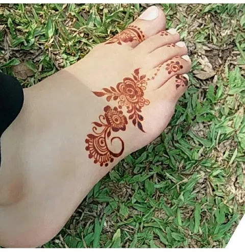 arabic minimal circle foot mehndi design