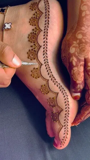 aesthetic simple foot mehndi design