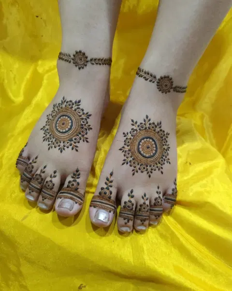 minimal simple circle foot mehndi design