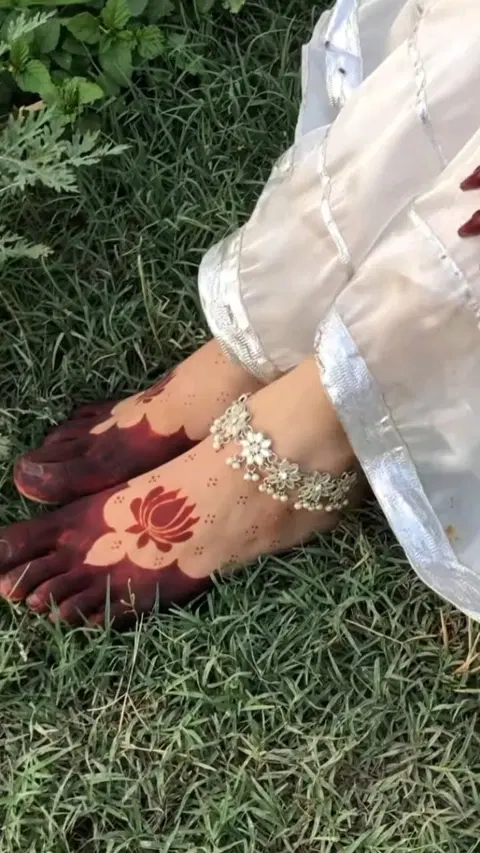simple jaal back hand mehndi design