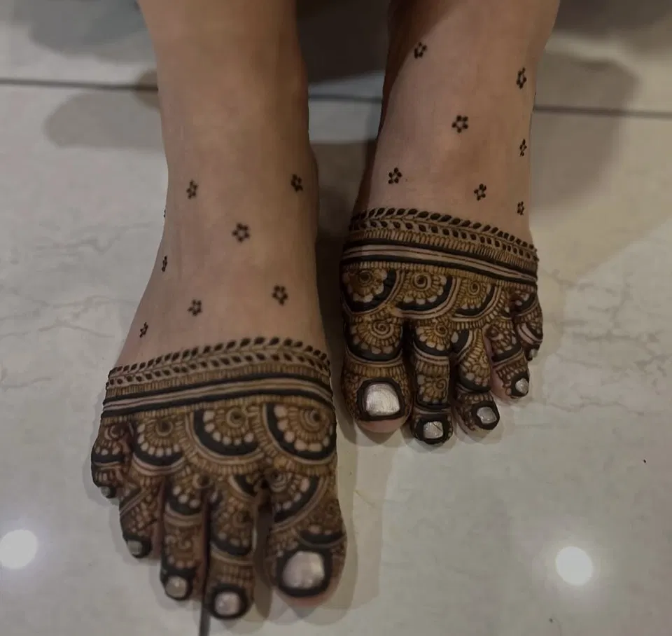 Indian Simple Foot Mehndi Design with Jaal