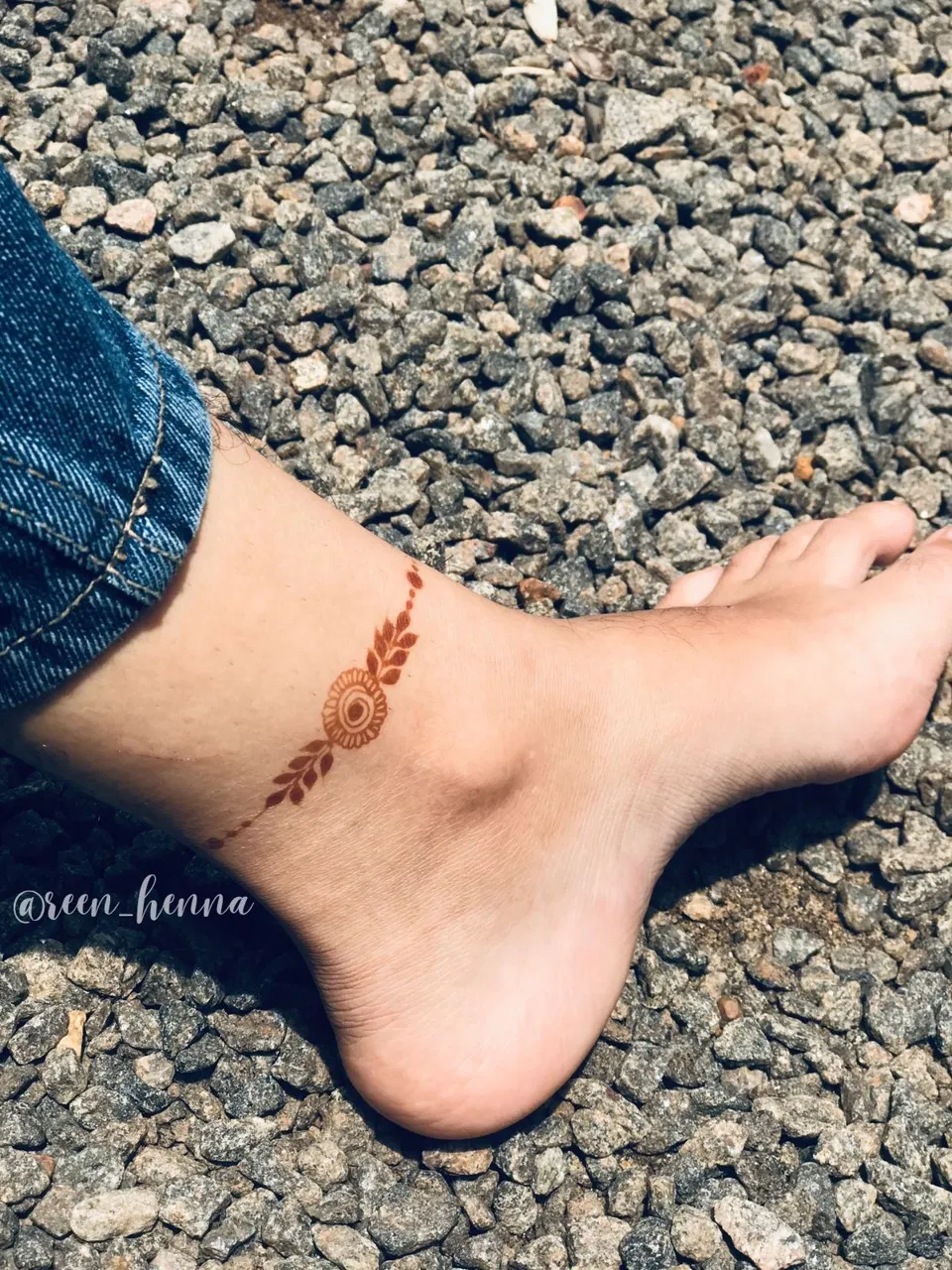Minimal Simple Foot Mehndi Design with Jaal (2)