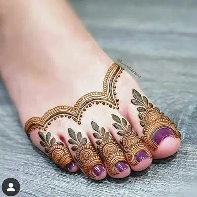 simple stylish lotus foot mehndi design