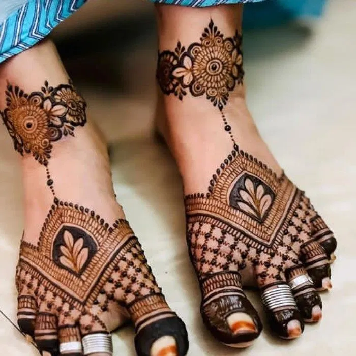 Bridal Simple Back Hand Mehndi Design with Jaal (2)