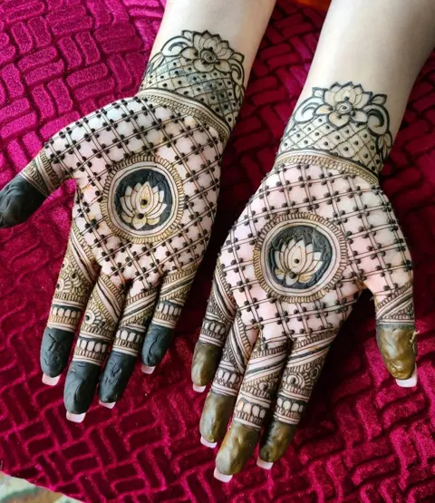 simple stylish circle back hand mehndi design