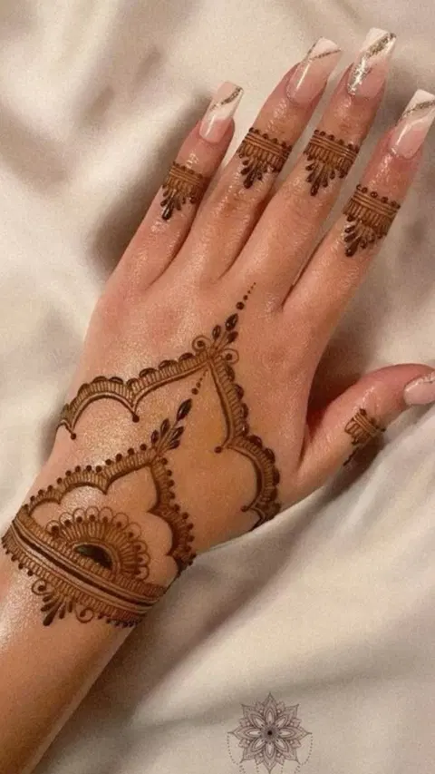 aesthetic simple heart back hand mehndi design