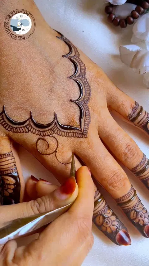 aesthetic bridal circle back hand mehndi design