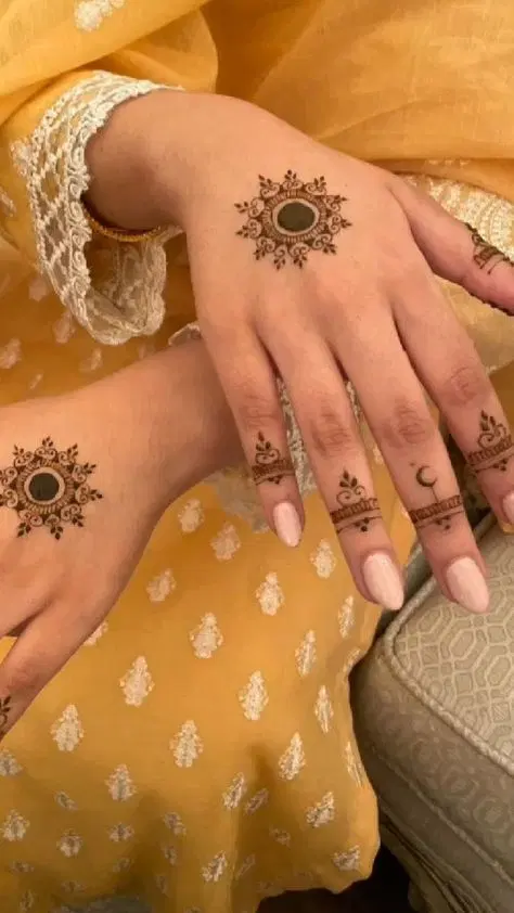 aesthetic minimal jaal back hand mehndi design