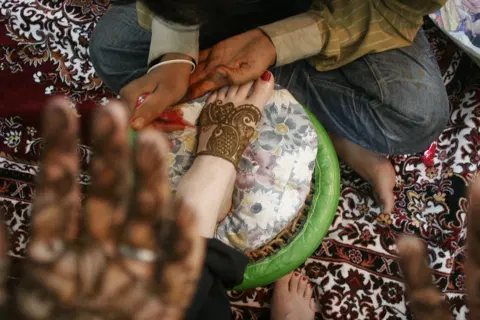 simple foot mehndi design
