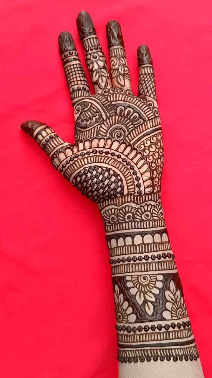 Arabic Bridal Front Hand Mehndi Design with Gol Tikki and Figures for Teej (3)