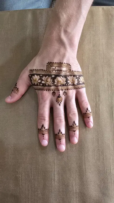 simple deity back hand mehndi design