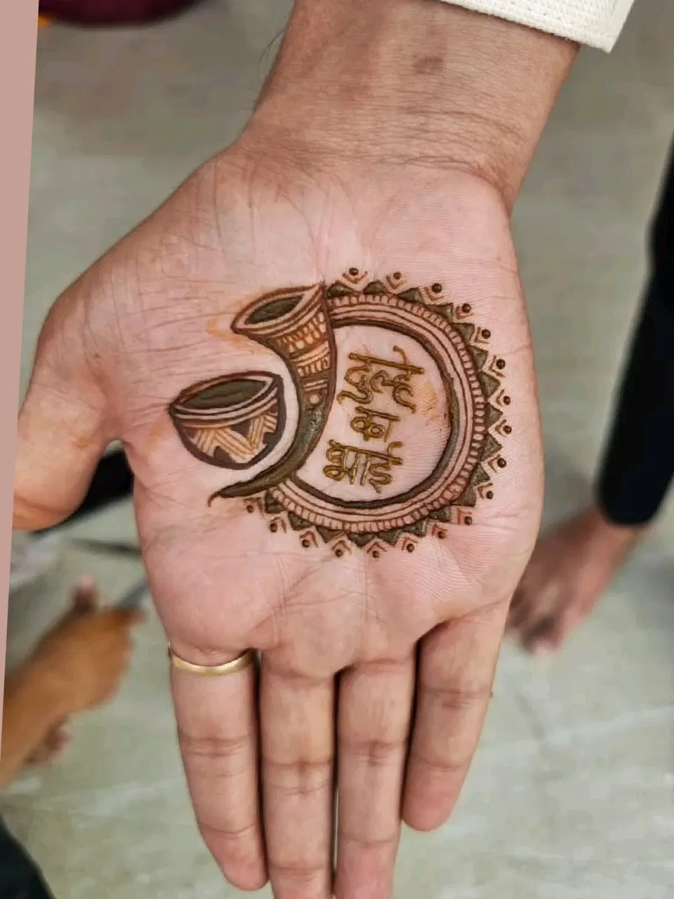 Simple Back Hand Mehndi Design with Gol Tikki and Deity (2)