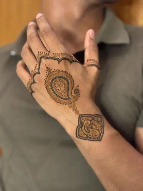 simple stylish deity arm mehndi design