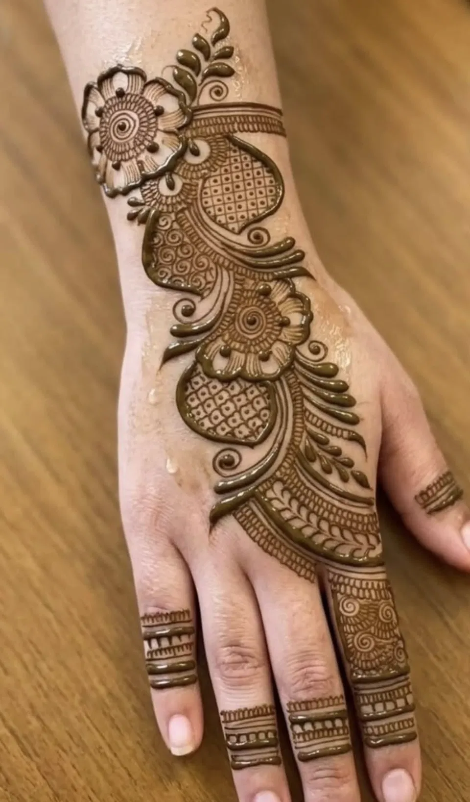 Aesthetic Arabic Back Hand Mehndi Design with Bel and Flowers (4)