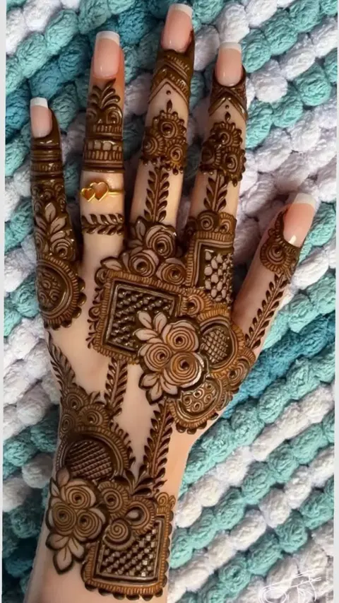 aesthetic arabic circle back hand mehndi design