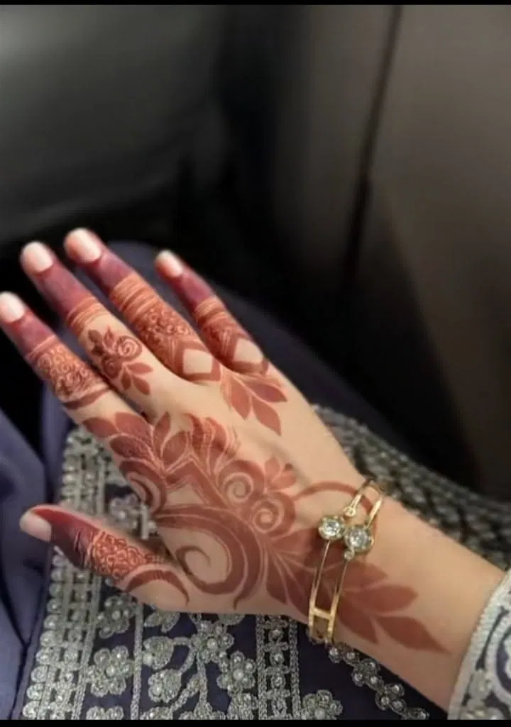 Aesthetic Arabic Back Hand Mehndi Design (48)