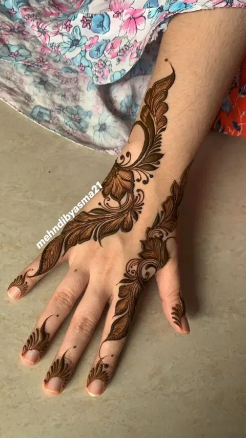 aesthetic arabic jaal back hand mehndi design