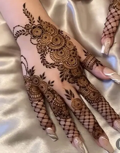 aesthetic arabic back hand mehndi design