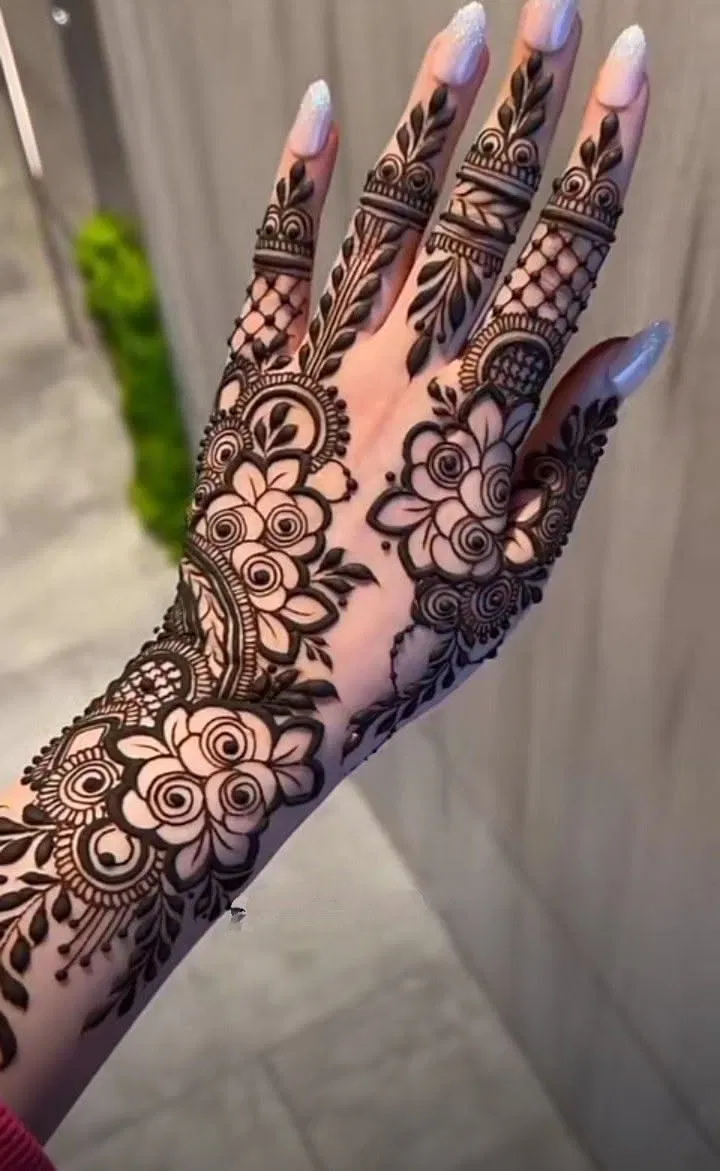 Aesthetic Arabic Back Hand Mehndi Design with Flowers for Eid
