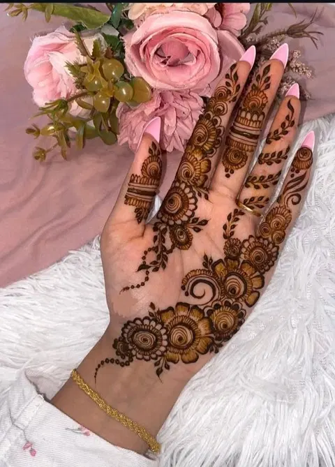 aesthetic arabic bel back hand mehndi design
