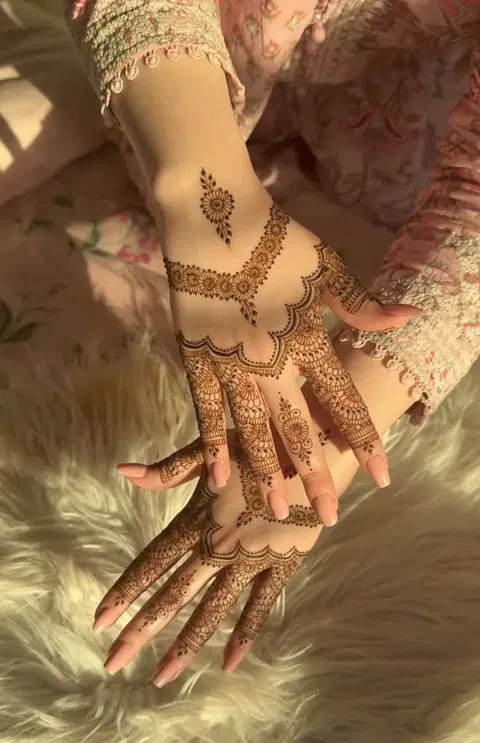 aesthetic arabic circle back hand mehndi design