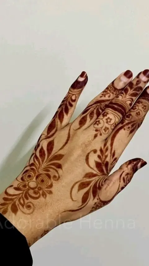 aesthetic arabic back hand mehndi design