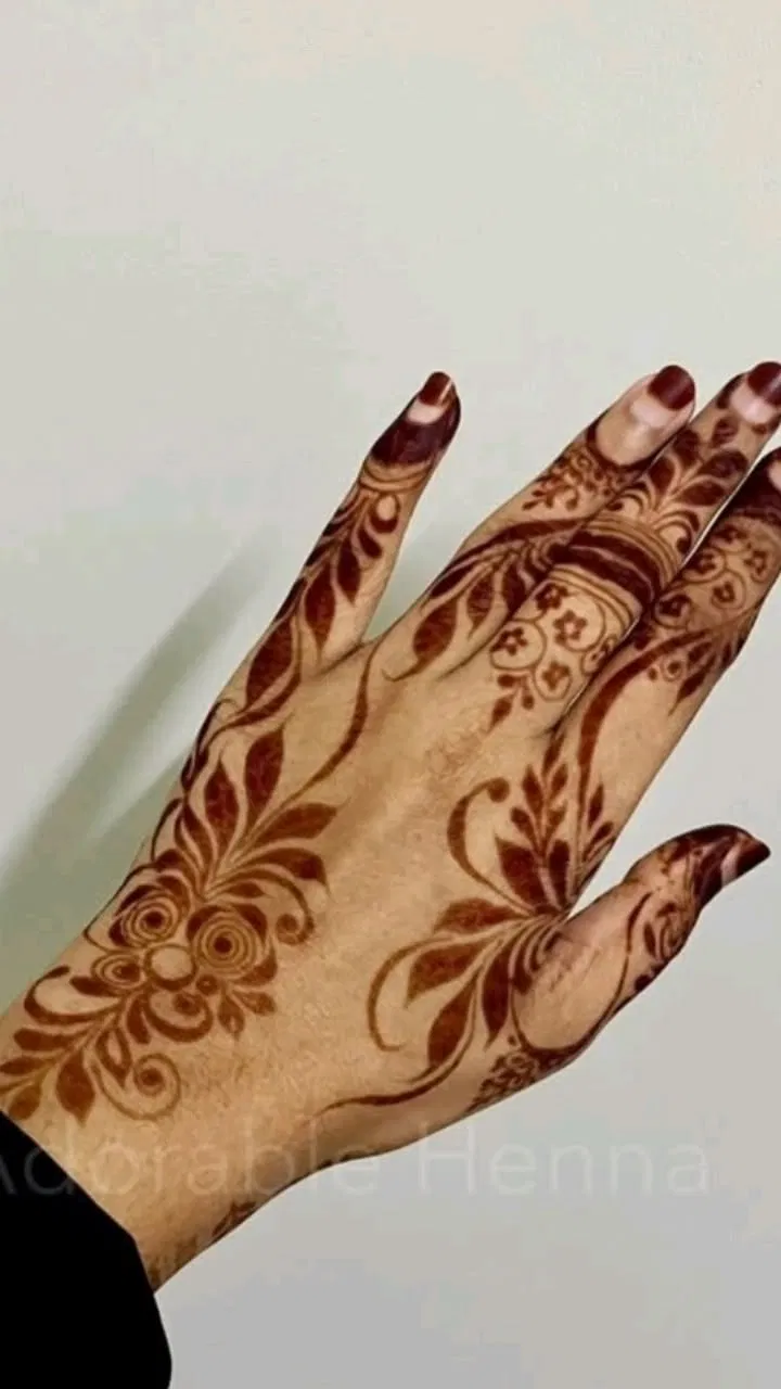 Aesthetic Arabic Back Hand Mehndi Design for Engagement (2)