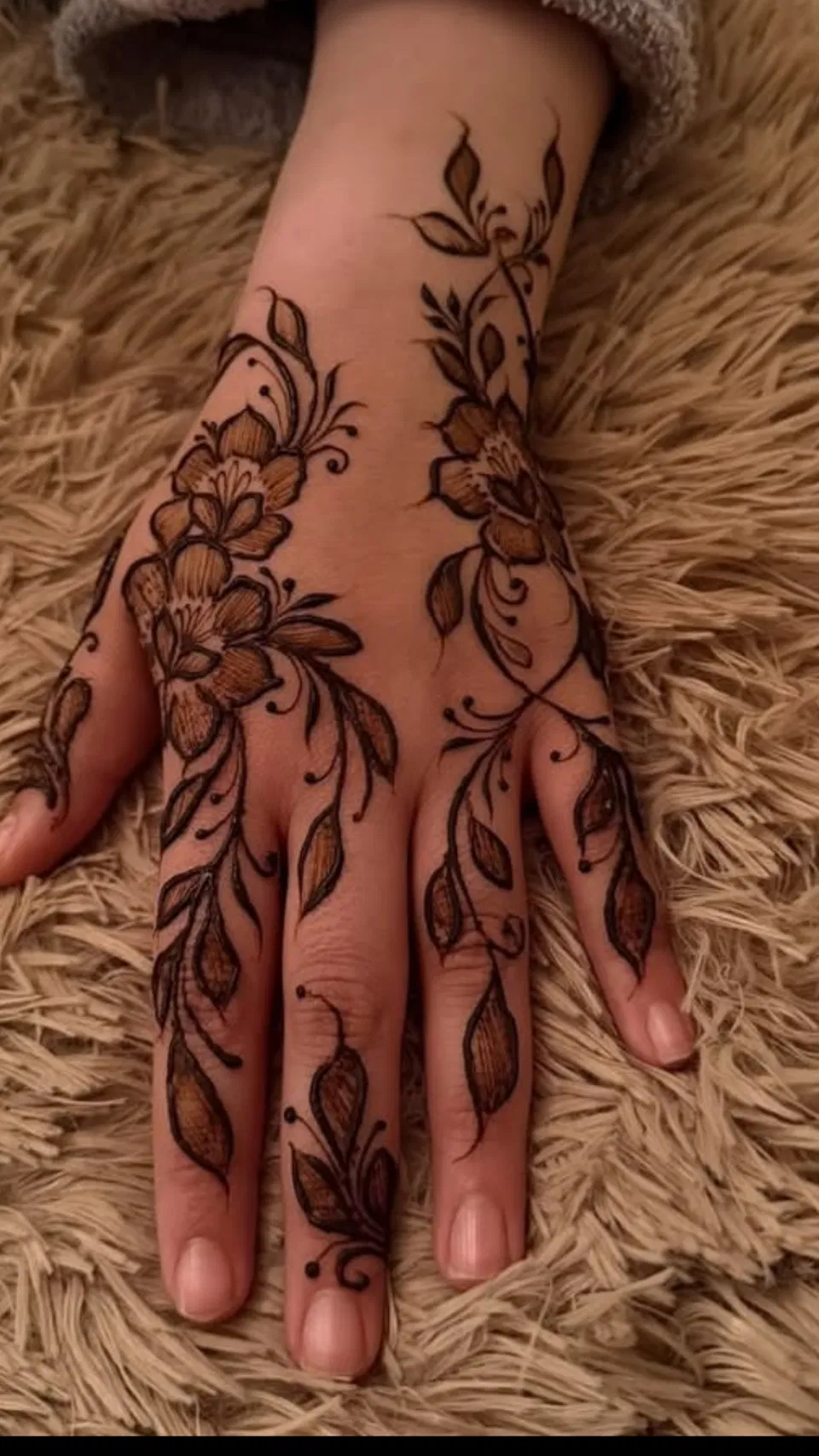 Aesthetic Arabic Back Hand Mehndi Design with Flowers (33)