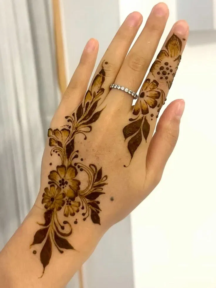 Aesthetic Arabic Back Hand Mehndi Design with Flowers and Jaal (7)