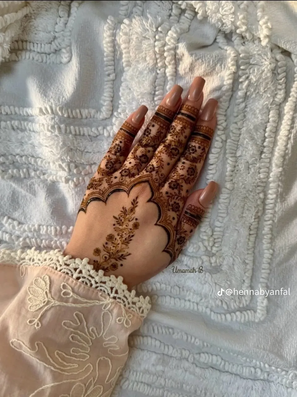 Aesthetic Arabic Back Hand Mehndi Design for Eid (26)