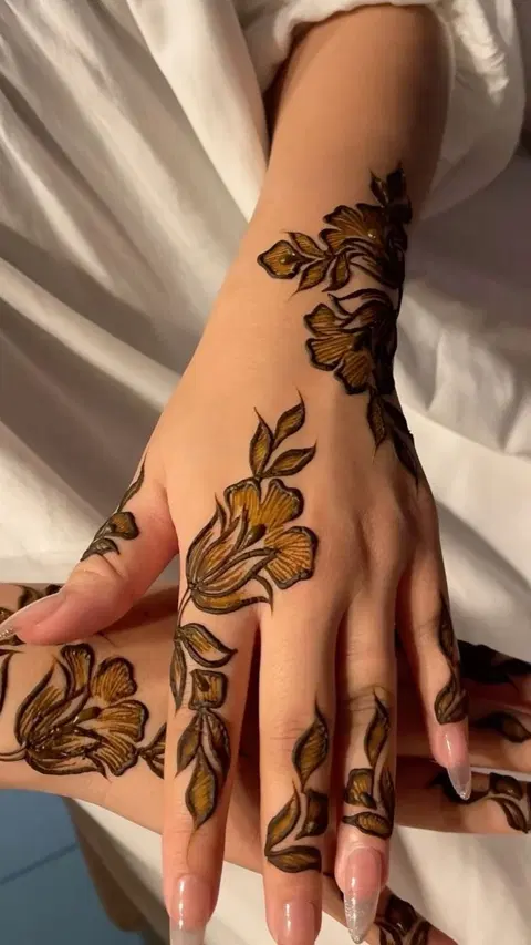 aesthetic arabic flower back hand mehndi design