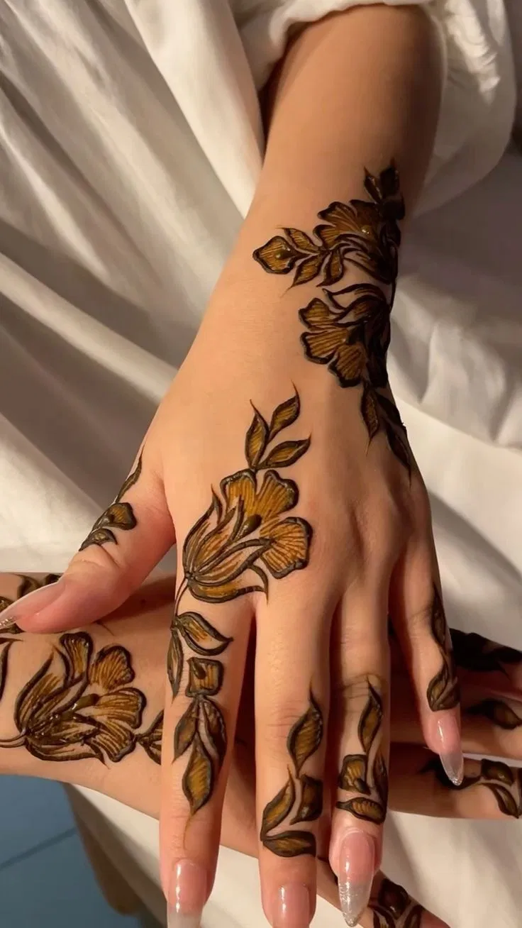 Aesthetic Arabic Back Hand Mehndi Design with Flowers and Jaal for Eid (8)