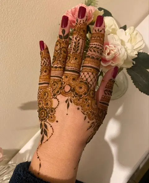 aesthetic arabic circle back hand mehndi design