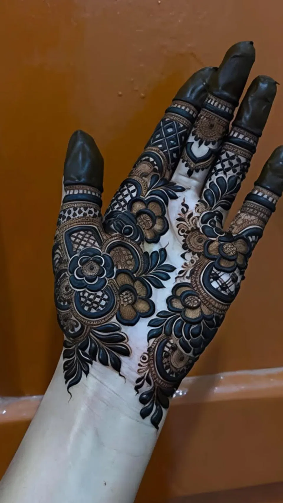 Dubai Pakistani Front Hand Mehndi Design with Flowers for Eid