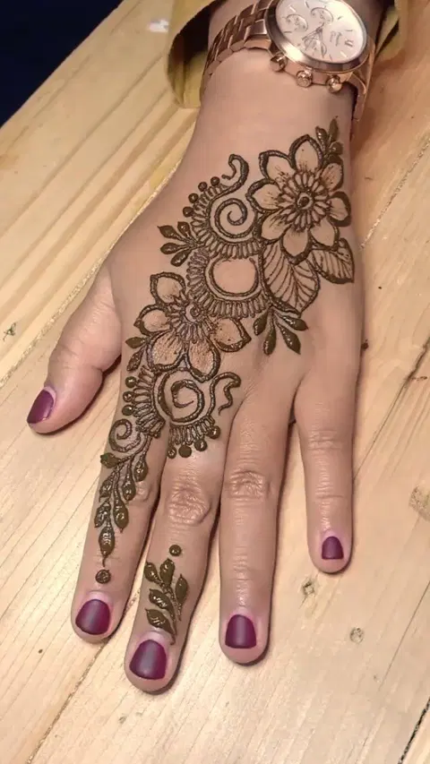 aesthetic arabic bel front hand mehndi design