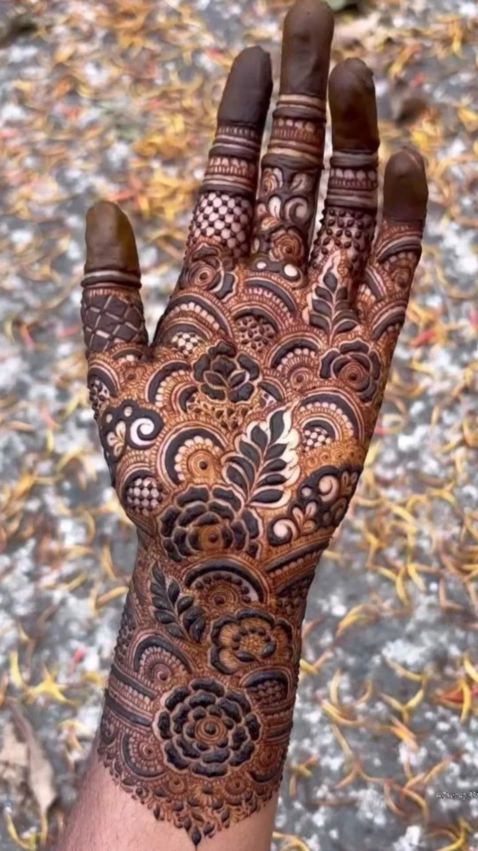 Bridal Dubai Finger Mehndi Design with Gol Tikki