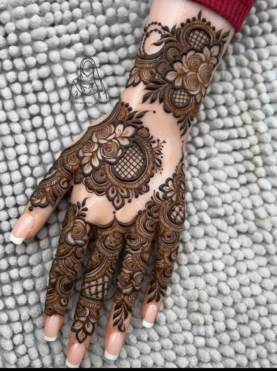 Bridal Dubai Back Hand Mehndi Design with Gol Tikki and Jaal