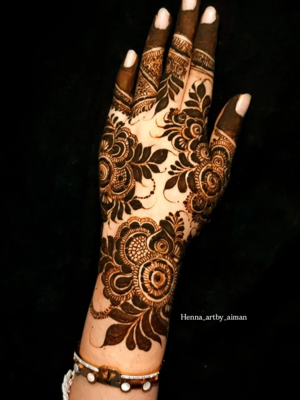 Aesthetic Arabic Back Hand Mehndi Design (5)