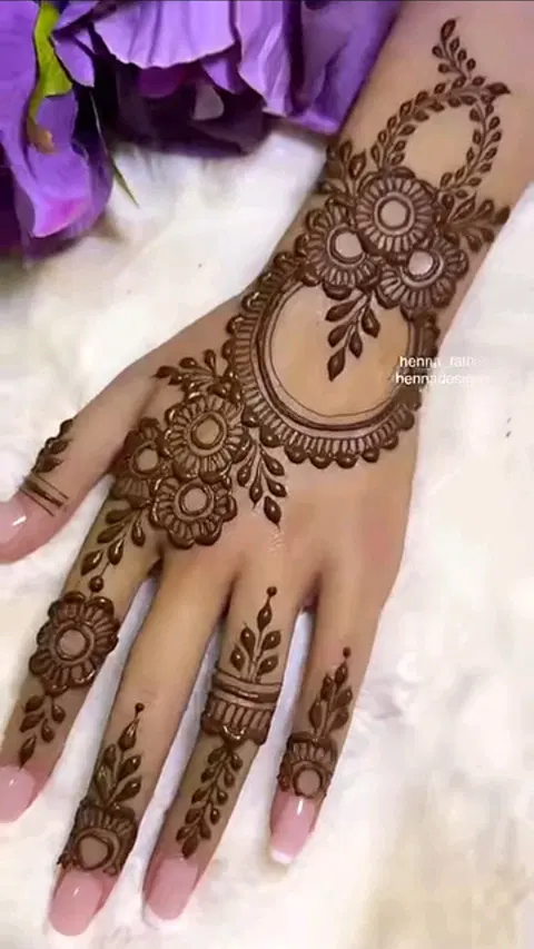 aesthetic arabic bel back hand mehndi design
