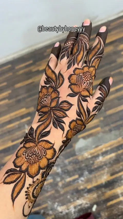 aesthetic arabic deity back hand mehndi design